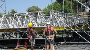 Gli operai lavorano per montare il palco di “Amici”