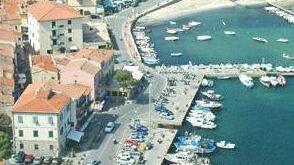 Il porto e il lungomare di Marina di Campo