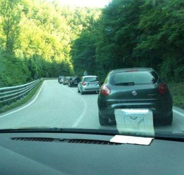 Sopra, la fila di autovetture lungo la valle del Reno prima dellabitato delle Piastre a fianco il centro del paese 