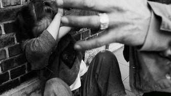 L’immagine di una bambina vittima di molestie sessuali