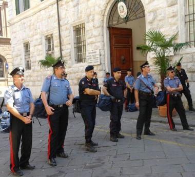 Carabinieri schierati davanti alla caserma in centro  