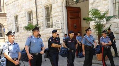 Carabinieri schierati davanti alla caserma in centro
