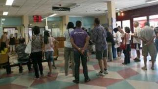 Gente in fila al Cup dell’ospedale