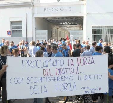 A lato un momento del corteo di gioved&igrave; scorso; a destra un operaio Piaggio al lavoro 