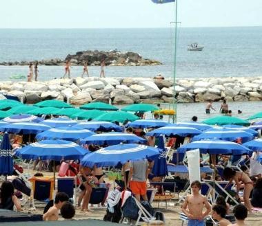 &nbsp;Qui e a destra, due immagini della riviera massese 