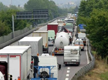 Lassessore provinciale alle infrastrutture Laura Cantini e a destra auto e camion in coda nel tratto della Fi-Pi-Li che doveva essere interessato dal mega-intervento da 67 milioni di euro 