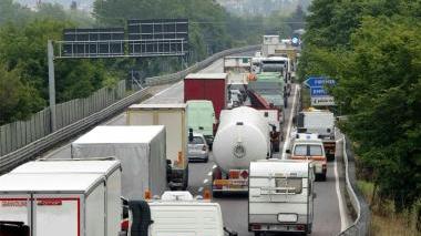 L’assessore provinciale alle infrastrutture Laura Cantini e a destra auto e camion in coda nel tratto della Fi-Pi-Li che doveva essere interessato dal mega-intervento da 67 milioni di euro