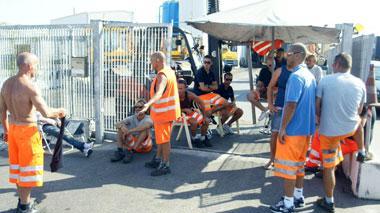 Protestano i lavoratori Ltm bloccato il terminal traghetti