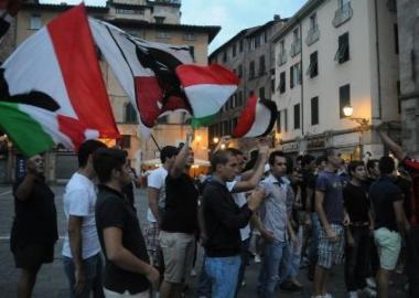 Da sinistra Giuliani, la delusione dei supporter, Gianni che mostra a Valentini le richieste Valore e il popolo rossonero davanti alla sede a S. Concordio (Vip) 