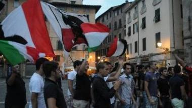 Da sinistra Giuliani, la delusione dei supporter, Gianni che mostra a Valentini le richieste Valore e il popolo rossonero davanti alla sede a S. Concordio (Vip)