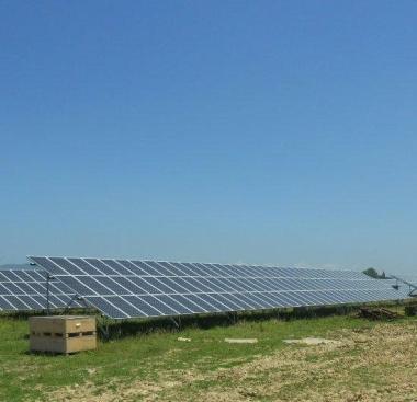 Un campo fotovoltaico realizzato nella campagna di Isola 