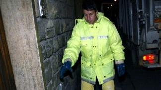 Un operatore della Geofor al lavoro nella raccolta dei rifiuti