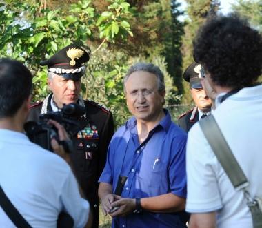 Il magistrato Antonio Giaconi e il vice comandante provinciale dei carabinieri colonnello De Luca sul luogo del rogo 