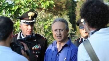 Il magistrato Antonio Giaconi e il vice comandante provinciale dei carabinieri colonnello De Luca sul luogo del rogo
