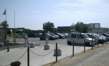 Il parcheggio in concessione alla Costa Edutainment davanti allacquario. Di lato multe sul viale Italia 