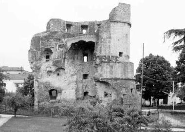 La torre di Castruccio nel cuore di Avenza