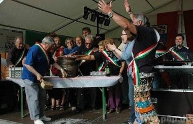 Buon gusto e divertimento allannuale festa del gemellaggio fra San Vincenzo e Pfarrkirchen in Baviera 