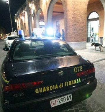 Una pattuglia della Guardia di Finanza durante i controlli 