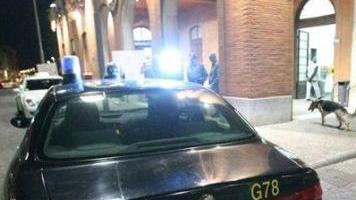 Una pattuglia della Guardia di Finanza durante i controlli