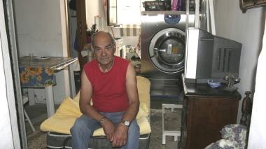 Antonio Casula nella lavanderia della figlia a Grignano