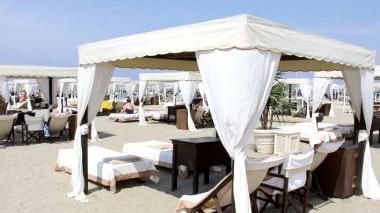 La scultura si presenta sulla spiaggia