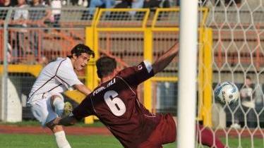 Mauro Tambasco segna un gol con la maglia del Pontedera