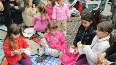 Una protesta contro il caro mensa e il centro cottura