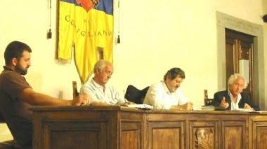 L’assemblea di lunedì sera nel palazzo dei Capitani: sopra la giunta col sindaco Carluccio Ceccarelli sotto il folto pubblico presente nella sala consiliare