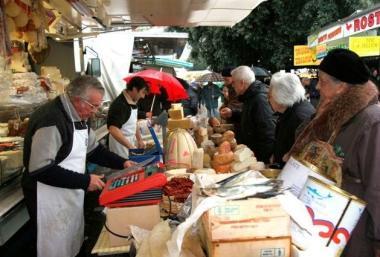 Un banco di prodotti tipici