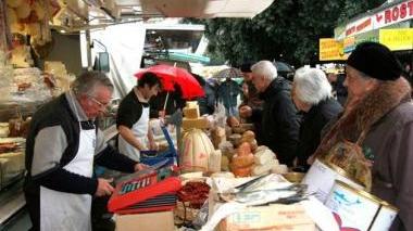 Un banco di prodotti tipici