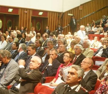 Sopra la platea dellassemblea degli industriali A lato il minuto di silenzio per il par&agrave; ucciso Sotto il presidente Gemignani    
