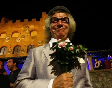 In alto a sinistra un attore del Teatro Schabernack fotografato da Michele Spinapolice e a destra le indiane Milon Mela. Sopra la Badabimbumband in scena a Certaldo Alto (foto DAmbrosio) 