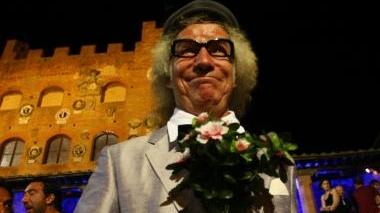 In alto a sinistra un attore del Teatro Schabernack fotografato da Michele Spinapolice e a destra le indiane Milon Mela. Sopra la Badabimbumband in scena a Certaldo Alto (foto D’Ambrosio)