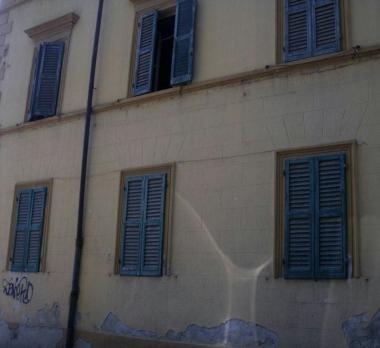 <b>VIA SAFFI </b>Finestre sbarrate nella palazzina di alloggi dellEpg    