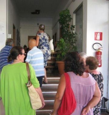 Elbani e turisti in fila di fronte agli uffici dellUnione 
