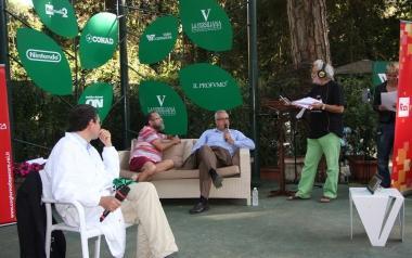 In alto, un incontro al Caff&egrave; della Versiliana       