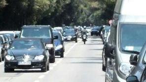 Le auto parcheggiate lungo la Principessa invadono la carreggiata