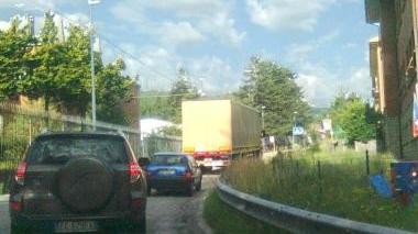 In fila sulla Modenese dietro a uno dei tanti tir
