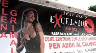 <b>OFF LIMITS. </b>A sinistra manifesto hot Sopra, Pierucci