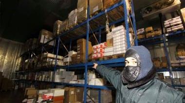 Gli scaffali semivuoti e il lucchetto spezzato