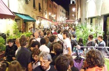 Folla dopo cena in corso Vittorio Emanuele II 