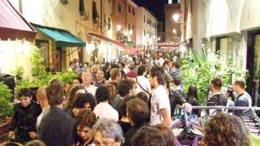Folla dopo cena in corso Vittorio Emanuele II