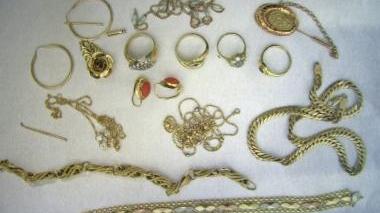 I carabinieri hanno trovato in una gioielleria 1,35 kg di monili d’oro di origine sospetta