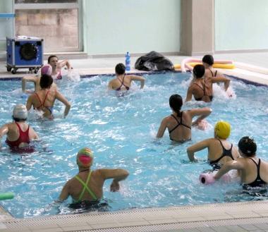 Ginnastica nella vasca della piscina comunale 