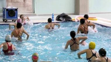 Ginnastica nella vasca della piscina comunale
