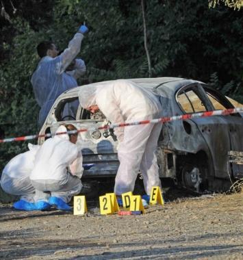 La scientifica dei carabinieri effettua i rilievi sullauto dove sono stati trovati bruciati i corpi di Simona Alessandroni e dei figli Letizia e Lapo    