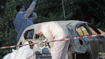 La scientifica dei carabinieri effettua i rilievi sull’auto dove sono stati trovati bruciati i corpi di Simona Alessandroni e dei figli Letizia e Lapo