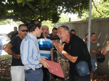 Giuseppe Bulleri spiega le ragioni della Nice, a destra la rabbia dei tifosi che si scagliano contro Marco Valentini