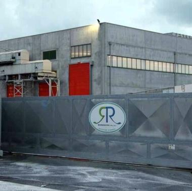 <b>RIFIUTI. </b>Limpianto del Cermec a sin: lo stabilimento ErreErre e, sotto, il viceprefetto Romeo  