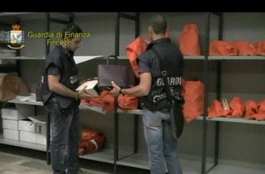 La Finanza nella ditta sequestrata dove venivano confezionate le false borse Hermes